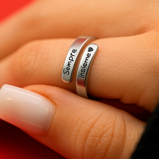 Anello indossato da coppia, luce calda romantica