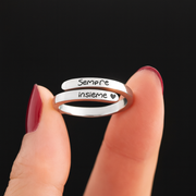 Pack shot anello su fondo bianco, incisione leggibile