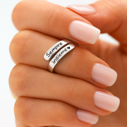 Mano con anello “Sempre insieme” regolabile, incisione e cuore visibili