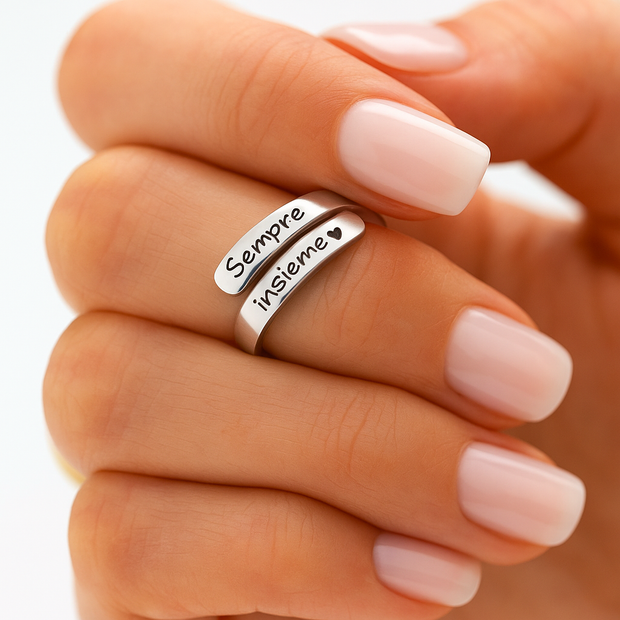Mano con anello “Sempre insieme” regolabile, incisione e cuore visibili